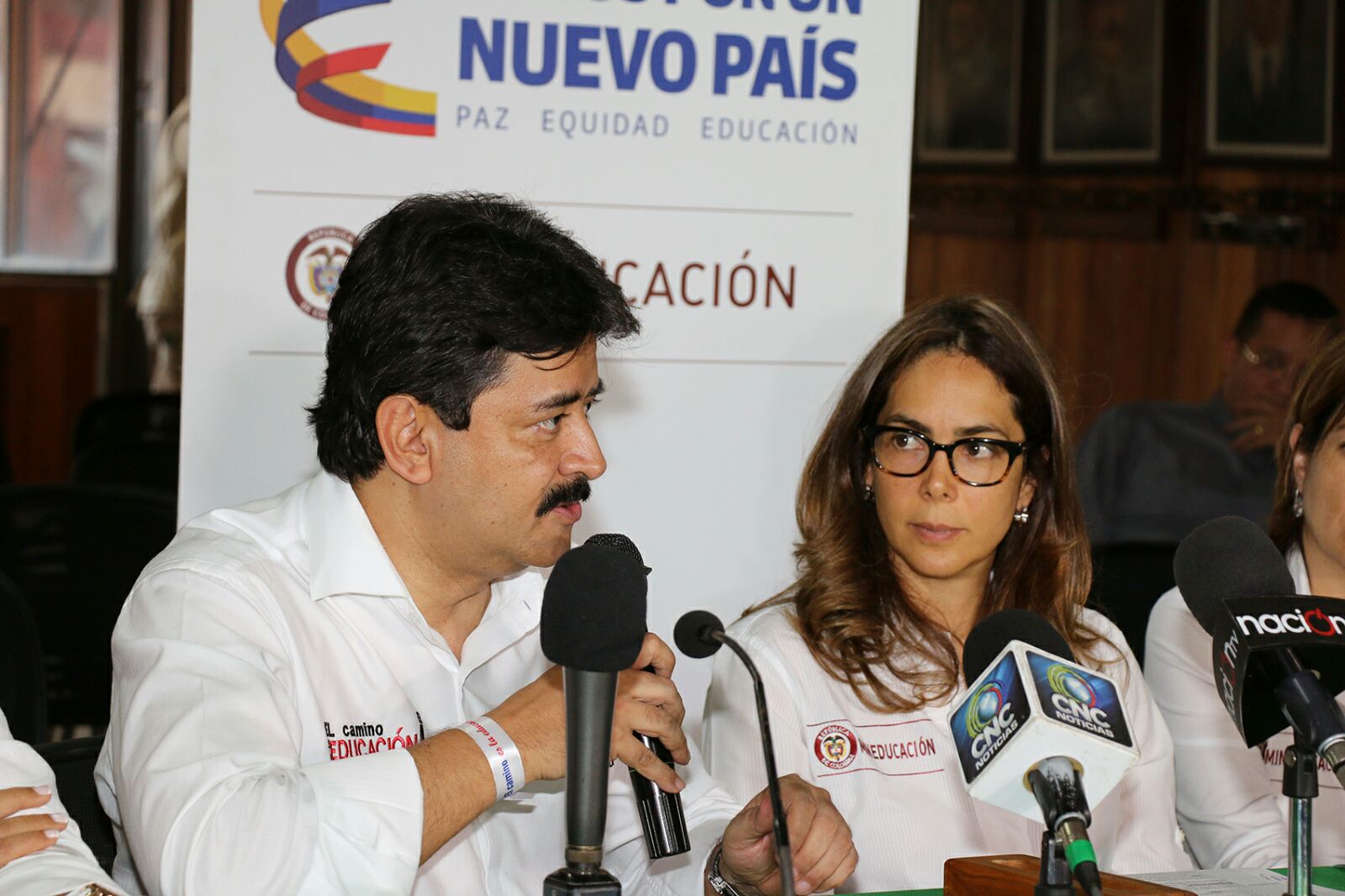 Gobernador González Villa selló compromisos con Mineducación