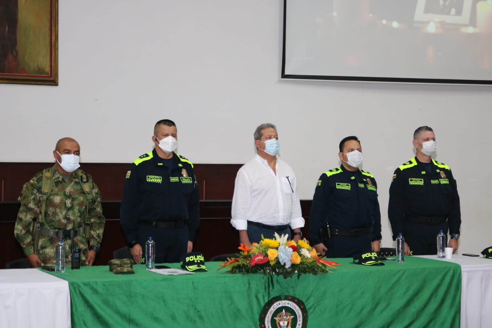 Gobernador hizo entrega de la bandera del departamento a nuevo comandante de la Policía Huila