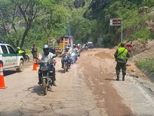 Con mingas, Gobernación del Huila recupera vías afectadas por lluvias