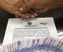 Gobernación del Huila entregó recompensa a ciudadano que denunció fabricación de licor de contrabando