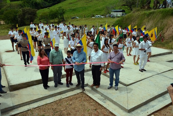Gobernador inauguró y supervisó obras en Timaná y Altamira