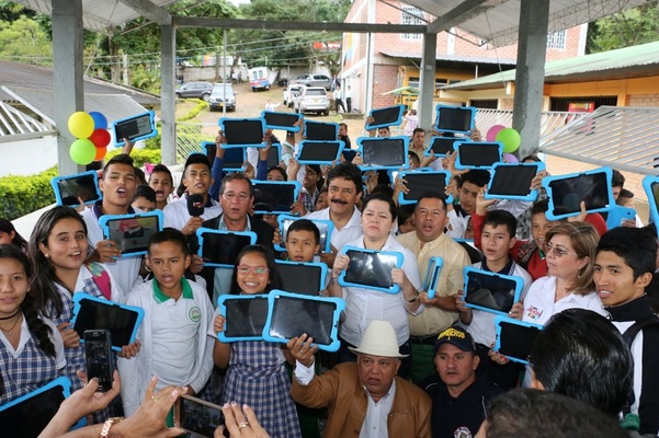 Tabletas digitales y más inversiones entregó Gobernador del Huila en Acevedo