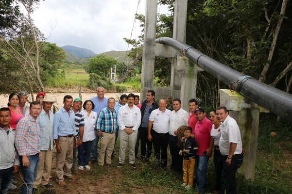 Gobernador González Villa entregó distrito de riego a cultivadores de Suaza