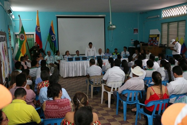 En El Pital, Gobernador del Huila entregó 1.350 tabletas para la educación