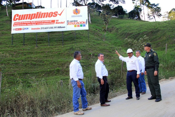 Gobernador González Villa revisó avance de obra en vía Garzón-San Antonio del Pescado