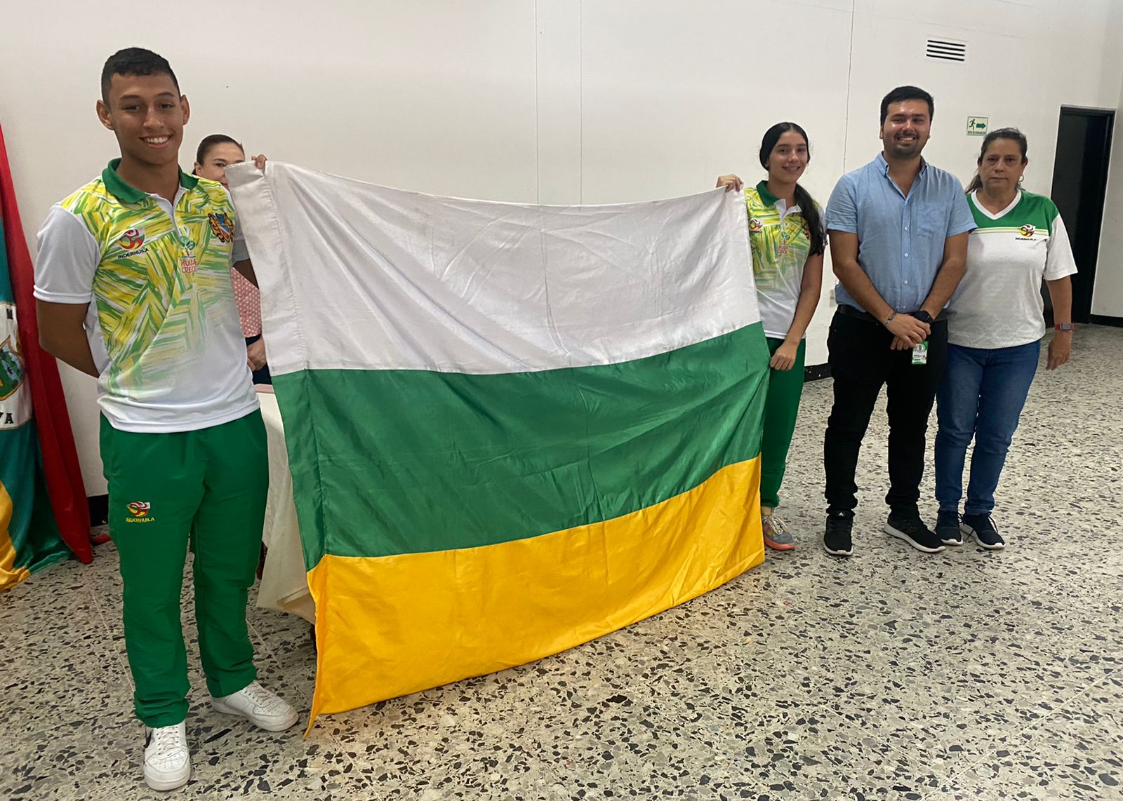 Inderhuila entregó bandera a deportistas que competirán en zonal regional de Juegos Intercolegiados