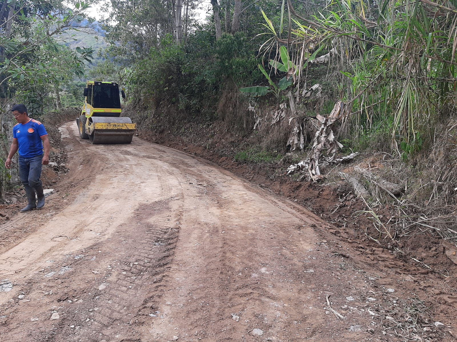 Mantenimiento vial para zona rural llega a 11 municipios del Huila