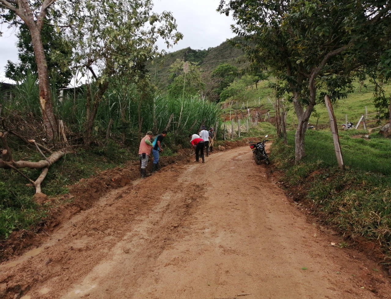 Gobierno “Huila Crece” rehabilita vías de la Sierra del Gramal y El Cedral en Tello